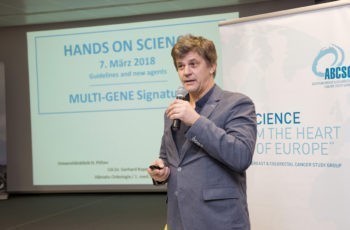 Gerhard Kopetzky hat gleich vier PatientInnenfälle mitgebracht - drei weibliche und einen männlichen Brustkrebspatienten.