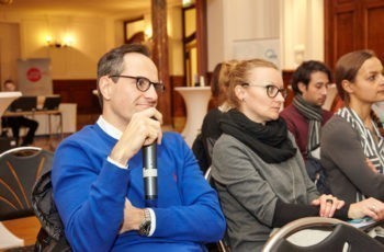 Gleich zu Beginn bringt sich das Publikum ein: Alex Farr.