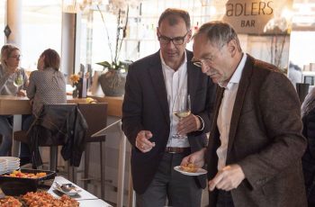Prominenter Besuch: Peter Sandbichler (rechts) und Vorsitzender Ewald Wöll stärken sich noch rasch bevor es losgeht.