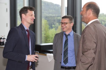 Holger Rumpold (links) im Gespräch mit Vertretern der Sponsorfirma Pfizer.