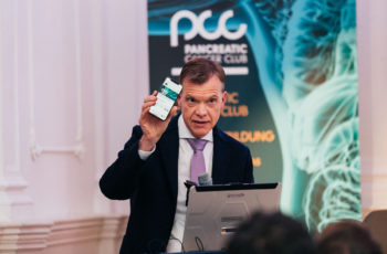 Martin Schindl, Leiter der ABCSG Task Force Pankreas, begrüßte das Publikum und stellte die App medwhizz vor, mit der man beim interaktiven Voting mitmachen konnte.
