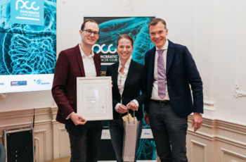 Als kleiner Saalfelden-Nachtrag wurde Gerd Jomrich (links) noch die Anerkennungsurkunde des ABCSG-Forschungsgrants überreicht. Elisabeth Gruber und Martin Schindl ergänzten das Team.