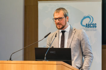 Daniel Egle referierte als Erster, damit er rechtzeitig den Rückflug nach Innsbruck erreichen konnte.