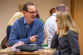 .. die sich gleichermaßen zum Netzwerken anbietet, hier Christoph Tausch und Irene Thiel, ..