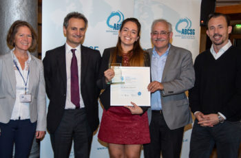 Für dieses Gewinnerfoto musste man zusammenrücken: Kollegin Ruth Exner, Laudator Richard Greil, Preisträgerin Kerstin Wimmer, Günther Steger, der aus einem eigenen Gewinn das Preisgeld gestiftet und so den Young Investigator Award 2018 erst möglich gemacht hat, und Florian Fitzal, Mentor und Förderer der Gewinnerin.