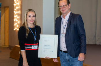In diesem Jahr wurde erstmal ein ABCSG-Forschungsgrant in Höhe von EUR 25.000.- im Rahmen eines Ideenwettbewerbs im klinischen und translationalen Bereich ausgeschrieben. Unter den zahlreichen Einreichungen wurden vier Projekte ausgewählt. Daniela Ulrich erhielt eine Anerkennung und die Möglichkeit, ihr Studienproposal in Saalfelden zu präsentieren. Christoph Tausch überreichte die Urkunde.