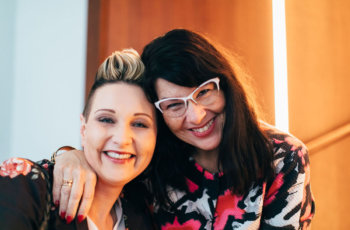Claudia Altmann-Pospischek (links) und Mona Knotek-Roggenbauer von Europa Donna wollten sich ebenfalls über den State of the Art der Brustkrebstherapie informieren.