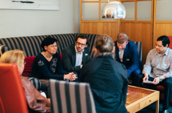Die grüne Gruppe musste aus Platzgründen ihre Diskussionen vor dem Saal führen.