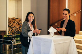 Auch die Vertreterinnen des Sponsors Roche waren gut rauf: Susanne Göbl-Por und Raphaela Oswald (v.l.n.r.).
